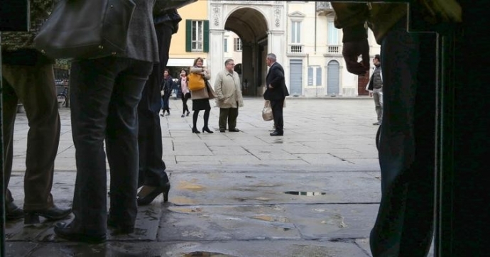 Sfascia la porta della basilica