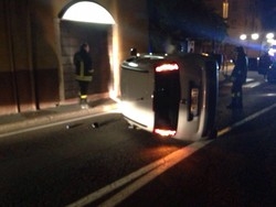 Si ribalta con la sua auto
Tanta paura: ragazzo illeso