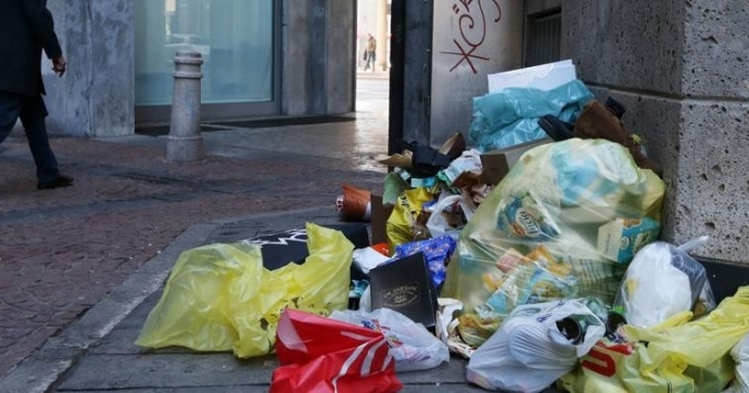 Siamo a due passi dal Corso
Ma si sta come in discarica