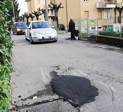 Strade gruviera dopo le piogge
Raffica di rattoppi salva gomme