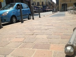 Strike in piazza del tribunale
L’auto sbanda e tira giù i piloni