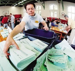 Svizzera al voto contro gli immigrati
«Per i frontalieri rischi altissimi»