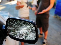 Torna la truffa dello specchietto
Spillati duemila euro a una donna