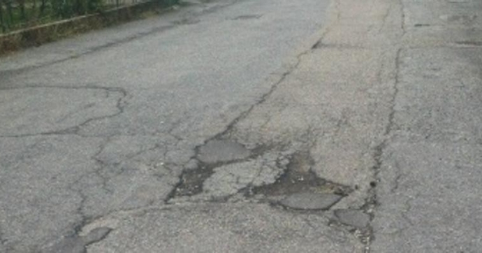 Tra rifiuti, erbacce e strade gruviera