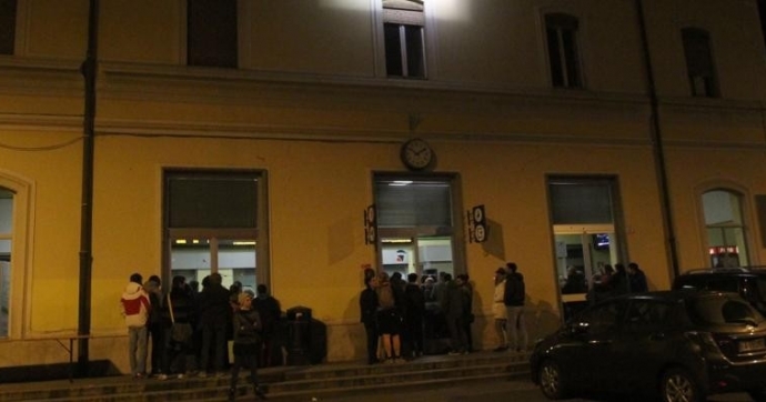 Ubriaco dà in escandescenza
E se la prende con gli agenti