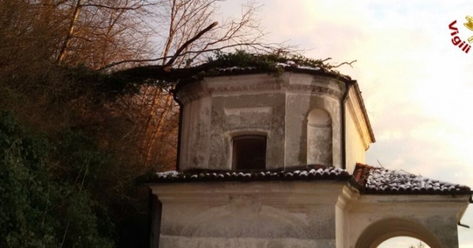 Un albero sulla nona cappella
Statue in pericolo?