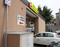 Urla e insulti in ospedale
Poi morsica un poliziotto