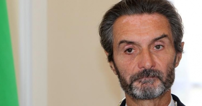 «Va data a Silvio». «Va tolta a Benito»
Il Comune fa ordine ai cittadini onorari