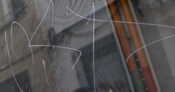 Vandali nella notte  Sfregiate alcune vetrine