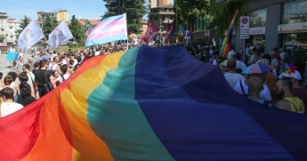 Figli nelle coppie arcobaleno, la Consulta apre al riconoscimento per entrambe le mamme