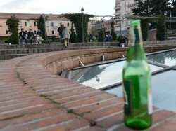 Vetri in piazza Repubblica
Bimbo cade e si ferisce