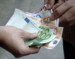 «Vuoi qualcosa da bere?»
E poi tenta un’estorsione