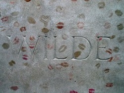 Basta baci con il rossetto sulla tomba di Oscar Wilde