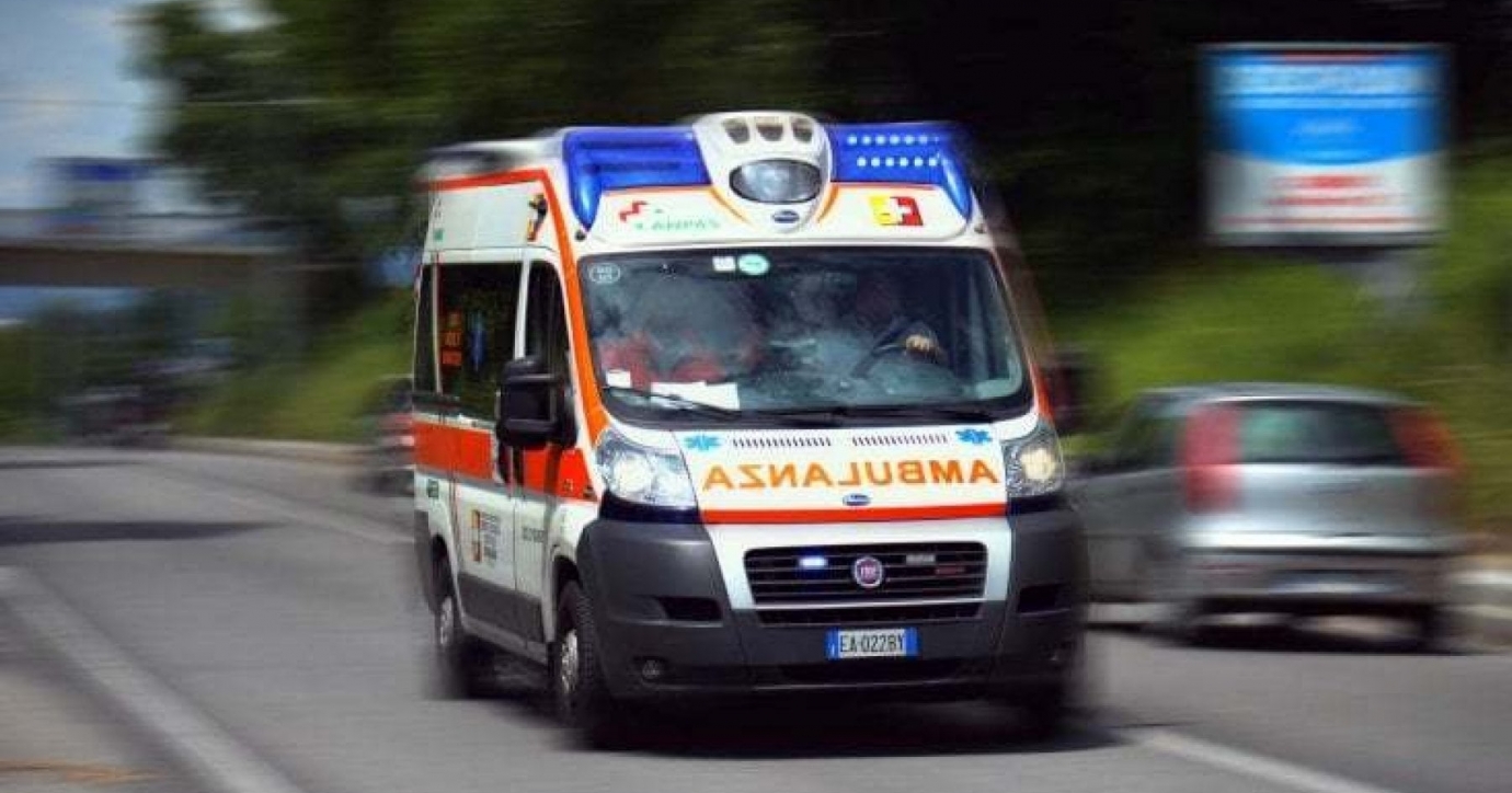 Scontro frontale a Paruzzaro, due feriti e traffico in tilt sulla ...
