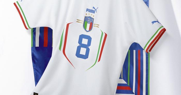 La seconda maglia dell'Italia è un omaggio al Tricolore e alla storia della  Nazionale di calcio