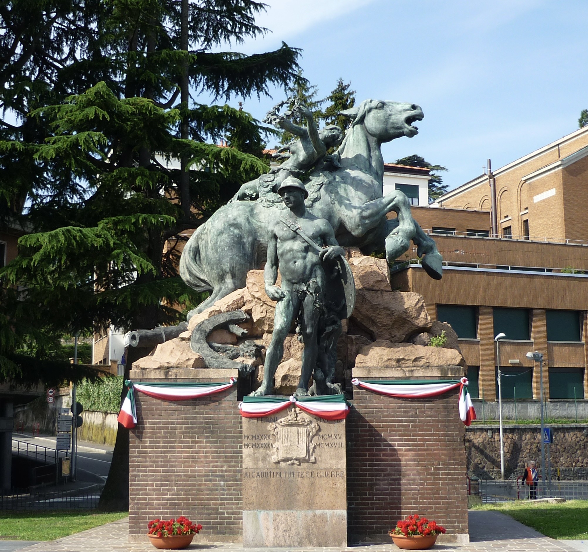 Gli Alpini ricordano i caduti vegliando il monumento di Piazza ...