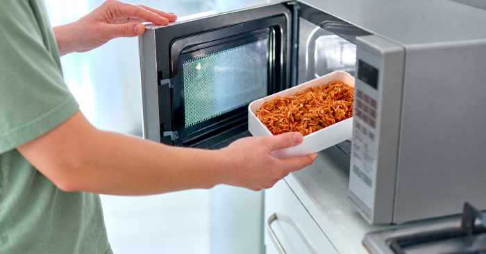Pranzo nel microonde? Occhio alle microplastiche: i rischi per la “schiscetta”