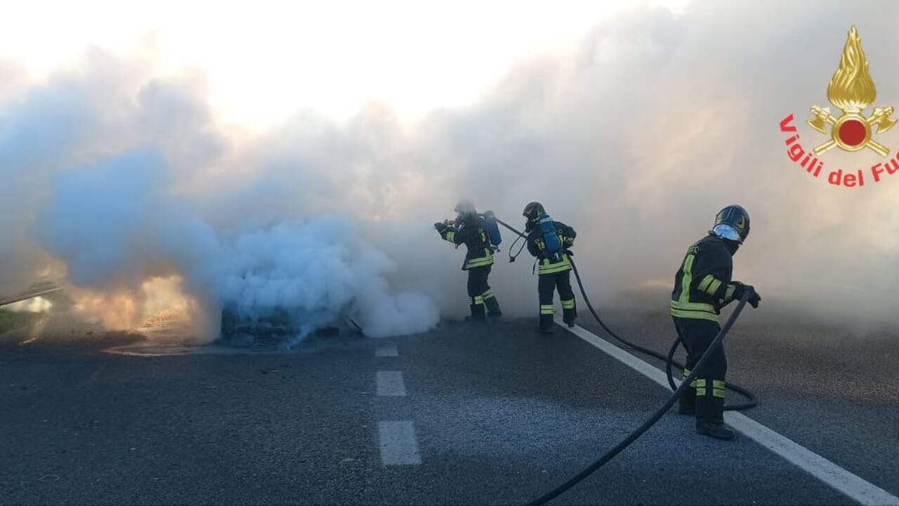 Auto in fiamme sull’A8: traffico in tilt verso Varese - La Provincia Di ...