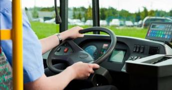 Autista aggredito sul bus: passeggero lo colpisce al volto per un rifiuto e gli frattura il naso