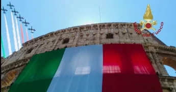 Colosseo tricolore, l’omaggio dei Vigili del Fuoco alla Repubblica