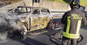 Auto in fiamme sulla Provinciale del Lago: traffico in tilt a Buguggiate