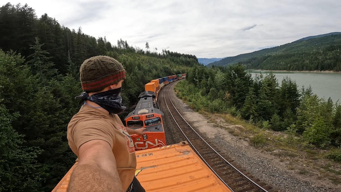 Sheiy Rainsurfing Train surfing, la folle sfida social sbarca in Italia: giovani sui ...