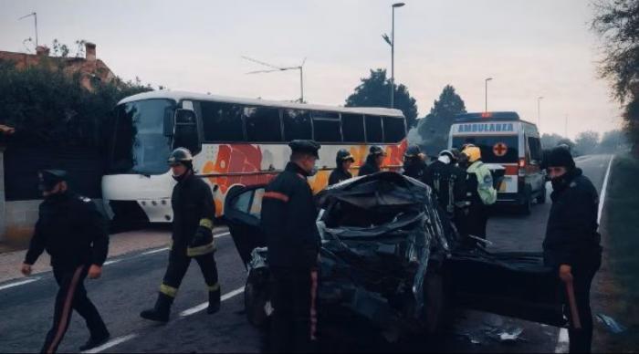 Scontro tra auto e bus scolastico nel Torinese: morto un uomo, feriti ...
