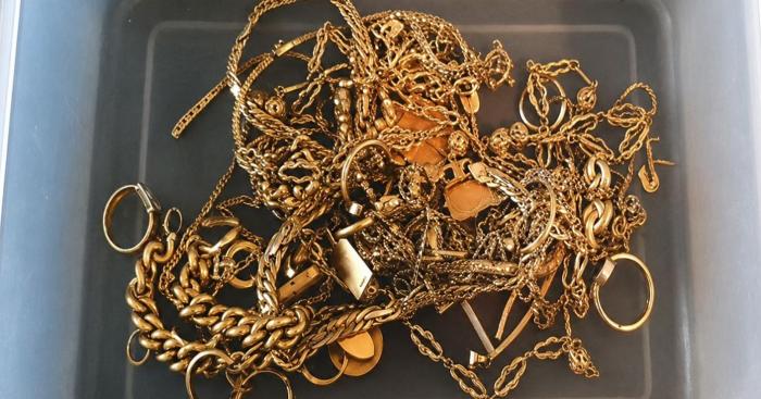 Maxi traffico d’oro dai campi rom in Italia alla Svizzera, scoperti 230 kg di gioielli di provenienza illecita