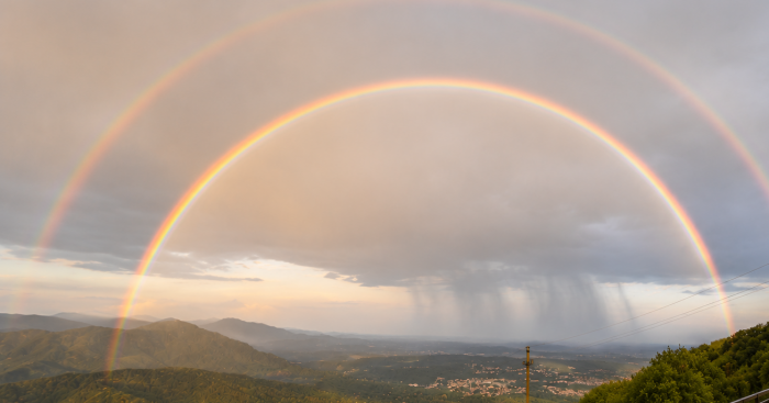 Temporale estivo sul Varesotto, poi spunta l’arcobaleno. In arrivo il caldo africano con punte di 35 gradi
