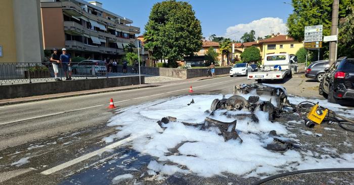Porsche d’epoca va in fiamme e si distrugge prima delle nozze a Lesa, nel Piemontese