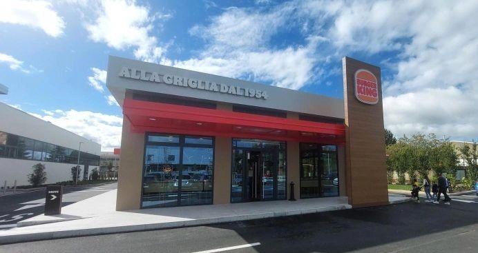 Rapina al Burger King di Tradate: due uomini in fuga con migliaia di euro