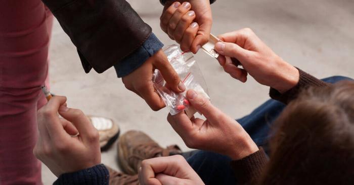 Droga, l’allarme della Prefettura di Varese: consumatori sempre più giovani e sostanze sempre più letali