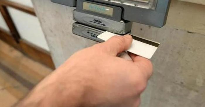 Furbetti del cartellino: timbravano il badge e andavano a fare spese e commissioni private
