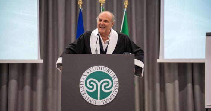 Gerry Scotti dottore honoris causa all’Insubria: «Da 50 anni entro nelle case degli italiani»