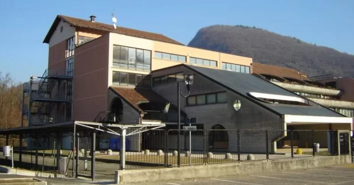 Vandalismi all’ISIS Valceresio, la risposta delle famiglie: raccolti fondi per riparare i danni