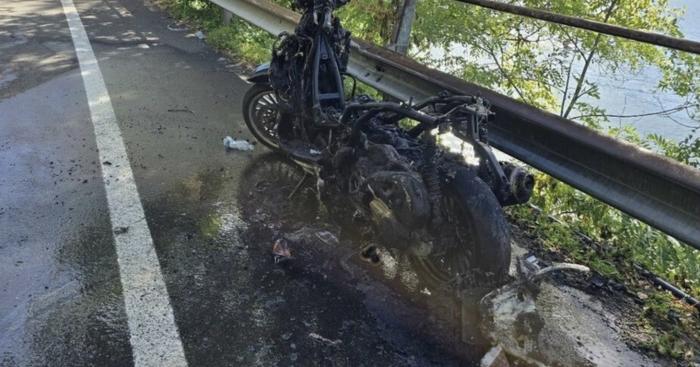 Ciclomotore in fiamme sulla Provinciale 69 a Brezzo di Bedero