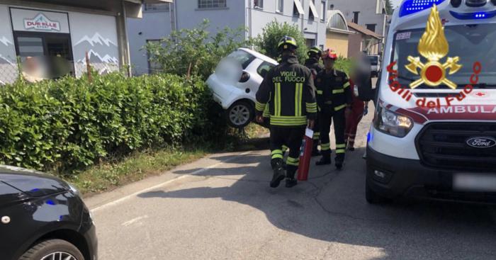 Schianto a Varese: un’auto finisce sopra una siepe dopo il violento impatto