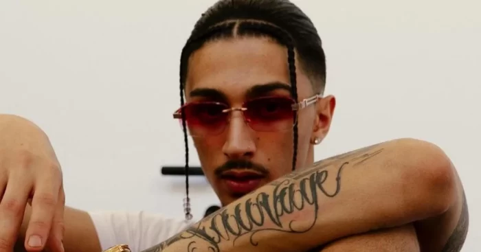 Baby Gang, il Tribunale riduce il regime speciale in carcere e gli dà la televisione in cella: “Ha gravi fragilità”