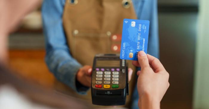 Spese con il bancomat di un’altra persona: a processo una donna nel Varesotto