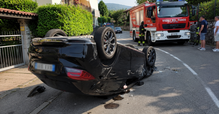 Besano, auto si ribalta sulla Provinciale: conducente si allontana prima dell’arrivo dei soccorsi