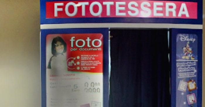 Varese, raid alla macchinetta delle fototessere: rubate le monetine all’Esselunga di via Gasparotto