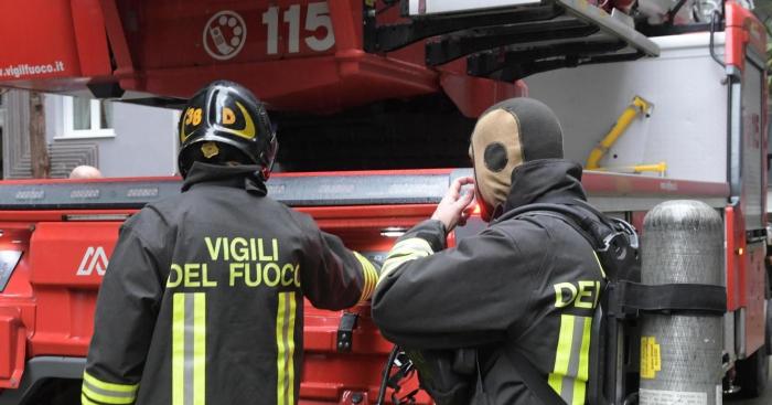 Auto fuori controllo centra un palo della linea elettrica: strada chiusa per ore