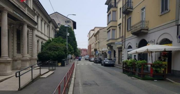 Varese, altra notte di tensione in via Como: nordafricano in escandescenze blocca la strada