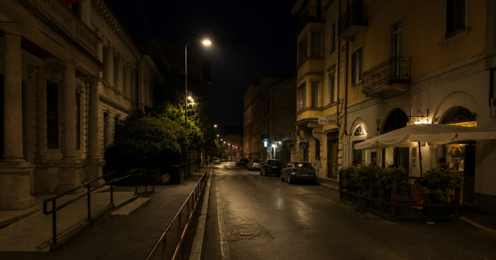Varese, altra notte di tensione in via Como: nordafricano in escandescenze blocca la strada