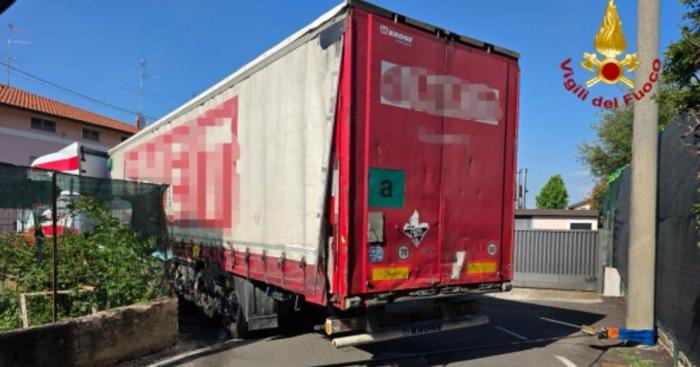 Fagnano Olona, autoarticolato bloccato tra recinzioni in via Martiri della Libertà