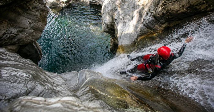 Precipita per dieci metri durante un’escursione di canyoning: muore una turista di 52 anni