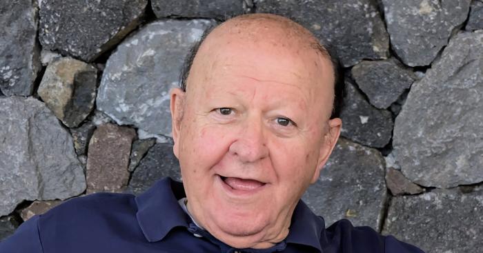 Massimo Boldi festeggia gli 81 anni a Busto Arsizio: compleanno con la famiglia e gli amici