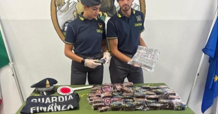 Aveva 20 kg di hashish nascosti nell’auto, arrestato un italiano residente in Svizzera