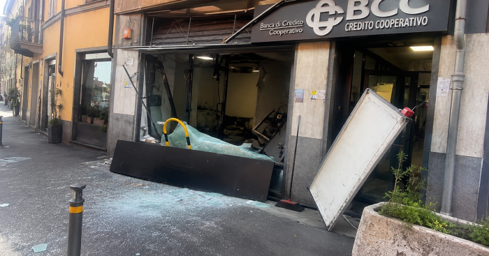 Assalto nella notte al bancomat di Samarate: esplosione devasta la filiale Bcc, caccia ai tre responsabili