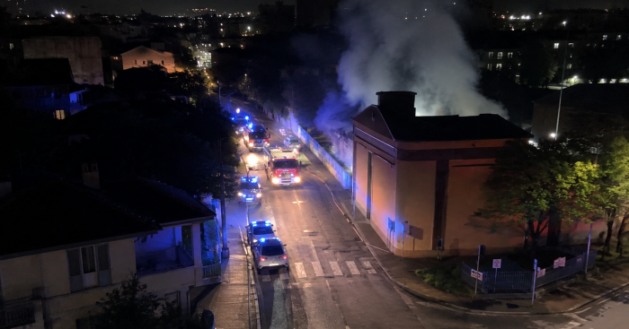 Incendio nella notte dietro al Tigros di Busto Arsizio: a fuoco il compattatore dei rifiuti